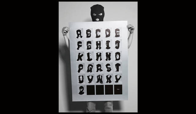 <strong>JAGDA新人賞2015</strong><br />宮下良介<br />受賞作品：自主制作フォントのポスター「Caps」ほか<br />1975年神奈川県生まれ。2002年東京芸術大学大学院デザイン専攻修了、同年電通入社。「ひとつぼ展」グランプリ、「リキテックス・ビエンナーレ」大賞、「JAGDAポスター展：JAPAN2001」金の卵賞、その他受賞少数