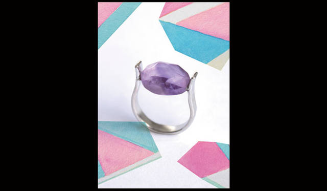 <strong>JAGDA新人賞2015</strong><br />白本由佳（東京会員）<br />受賞作品：雑貨ブランド「Maholo」の商品スカーフとギフトボックス（クライアント: マホロ）<br />1979年生まれ。静岡県出身。関西外国語大学英米語学科卒業。新村デザイン事務所、ドラフト、POSTALCOを経て2011年よりフリーランス。2014年東京ADC賞、2015年日本パッケージデザイン大賞銀賞〈食品部門〉受賞