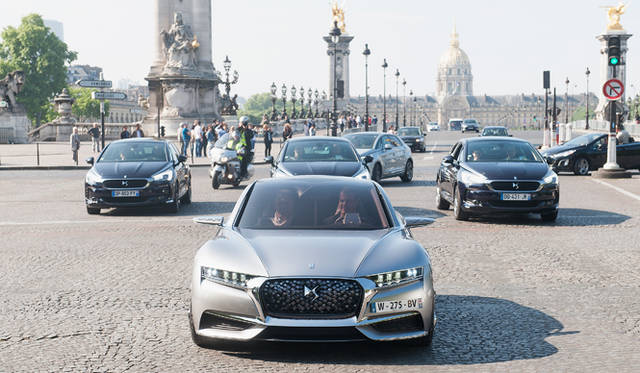 未来のDSをしめすコンセプトカー「ディヴァイン DS」が歴代のDSを先導していく