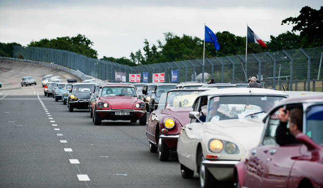 モンテリ サーキットから隊列を組んで進むDS