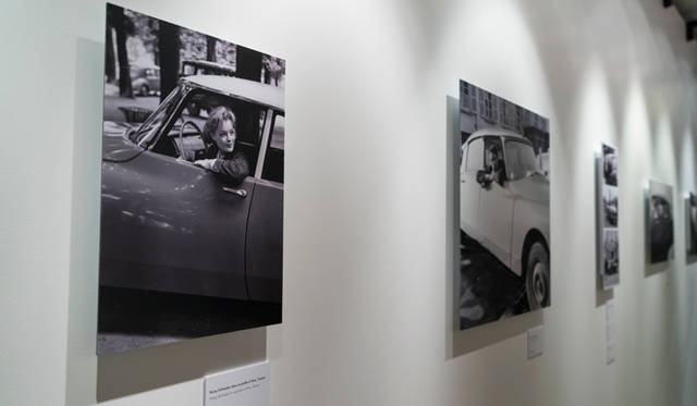 セレブリティとの写真が会場を飾る