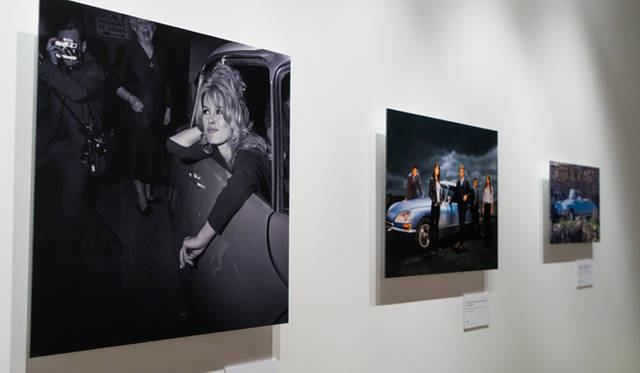 ブリジッド・バルドーなどセレブリティとの写真が会場を飾る