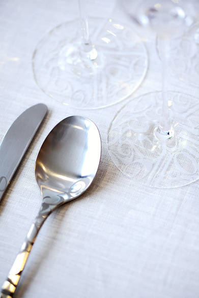 グラスにステムにもビザン数字が描かれている