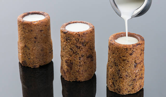 「クッキーショット™」<br>ショットグラスのかたちをした、あたたかくしっとりとやわらかいチョコチップクッキーのなかに、バニラビーンを24時間浸した冷たいミルク。おやつの時間にクッキーとミルクを必ず組みあわせて食べるアメリカカルチャーからインスピレーションを受けたメニュー。冷たいミルクを飲んではあたたかいクッキーをかじる、絶妙なマリアージュを楽しみたい。