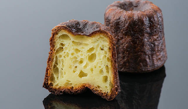 「カヌレ」<br>フランスボルドー地方の伝統菓子、カヌレ。そのシンプルさゆえにいっさいごまかしの効かない逸品で、ドミニク氏の洗練されたクオリティーが光る。外はカリッとなかはふっくら、ひと口食べるとリッチなバニラとラムの香りが口いっぱいにひろがる。