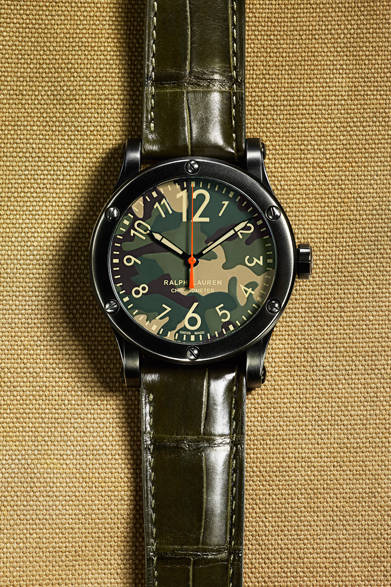 <strong>RL67 サファリ クロノメーター<br />カモフラージュダイアル</strong><br />ケース｜ヴィンテージ加工ブラック・ステンレススチール<br />直径｜45mm、39mm<br />厚さ｜11.2mm（45mmケース）、10.4mm（39mmケース）<br />ムーブメント｜自動巻き（Cal.RL300-1）<br />ストラップ｜アリゲーター<br />防水｜10気圧<br />価格｜39万9600円（45mmケース）、39万4200円（39mmケース）<br />