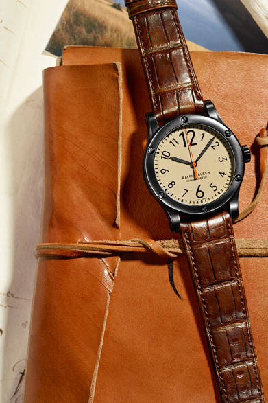 <strong>RL67 サファリ クロノメーター<br />カーキダイアル</strong><br />ケース｜ヴィンテージ加工ブラック・ステンレススチール<br />直径｜45mm、39mm<br />厚さ｜11.2mm（45mmケース）、10.4mm（39mmケース）<br />ムーブメント｜自動巻き（Cal.RL300-1）<br />ストラップ｜アリゲーター<br />防水｜10気圧<br />価格｜39万4200円（45mmケース）、38万3400円（39mmケース）<br />