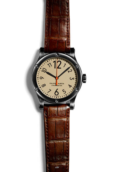 <strong>RL67 サファリ クロノメーター<br />カーキダイアル</strong><br />ケース｜ヴィンテージ加工ブラック・ステンレススチール<br />直径｜45mm、39mm<br />厚さ｜11.2mm（45mmケース）、10.4mm（39mmケース）<br />ムーブメント｜自動巻き（Cal.RL300-1）<br />ストラップ｜アリゲーター<br />防水｜10気圧<br />価格｜39万4200円（45mmケース）、38万3400円（39mmケース）<br />