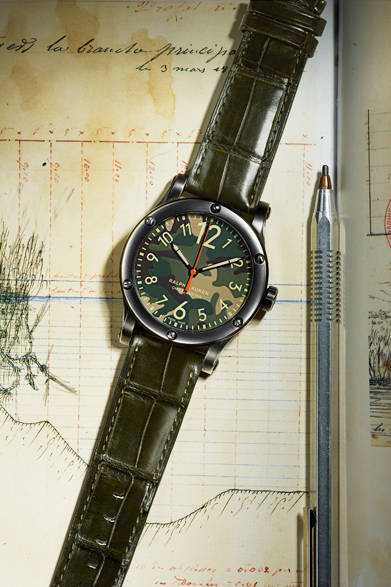 <strong>RL67 サファリ クロノメーター<br />カモフラージュダイアル</strong><br />ケース｜ヴィンテージ加工ブラック・ステンレススチール<br />直径｜45mm、39mm<br />厚さ｜11.2mm（45mmケース）、10.4mm（39mmケース）<br />ムーブメント｜自動巻き（Cal.RL300-1）<br />ストラップ｜アリゲーター<br />防水｜10気圧<br />価格｜39万9600円（45mmケース）、39万4200円（39mmケース）<br />