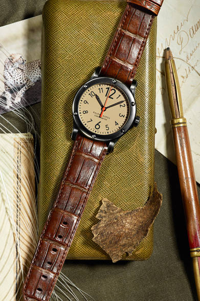 <strong>RL67 サファリ クロノメーター<br />カーキダイアル</strong><br />ケース｜ヴィンテージ加工ブラック・ステンレススチール<br />直径｜45mm、39mm<br />厚さ｜11.2mm（45mmケース）、10.4mm（39mmケース）<br />ムーブメント｜自動巻き（Cal.RL300-1）<br />ストラップ｜アリゲーター<br />防水｜10気圧<br />価格｜39万4200円（45mmケース）、38万3400円（39mmケース）<br />