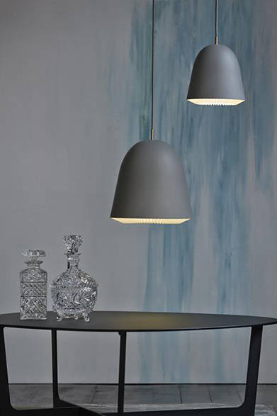 <strong>CACHÉ ペンダント</strong><br>価格｜Sサイズ：7万5600円、Mサイズ：9万1800円、Lサイズ：12万9600円<br>カラー｜ブラック、グレー<br>サイズ｜Sサイズ：H21×⌀20cm、Mサイズ：H32×⌀30cm、Lサイズ：H42×⌀40cm