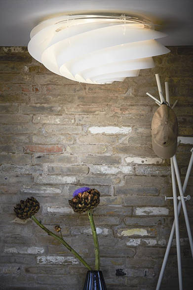 <strong>SWIRL シーリング</strong><br>価格｜Sサイズ：8万1000円（ホワイト）、9万1800円（コッパー）、Mサイズ：9万7200円（ホワイト）、11万3400円（コッパー）、Lサイズ（受注生産のみ）：15万6600円（ホワイト）、17万8200円（コッパー）<br>カラー｜ホワイト、コッパー<br>サイズ｜Sサイズ：H15×⌀37cm、Mサイズ：H20×⌀60cm、Lサイズ：H32×⌀75cm