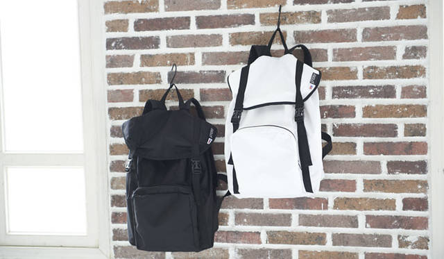 <strong>MELO｜メロ</strong><br />フラップ付きバックパック「2 Buckle Flap Backpack」