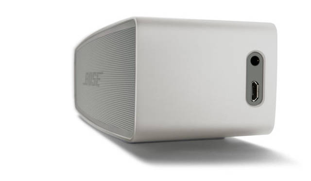 <strong>BOSE｜ボーズ</strong><br />ワイヤレススピーカー「SoundLink® Mini Bluetooth® speaker  Ⅱ」　3.5mmステレオミニプラグによる有線接続も可能な外部入力端子付き