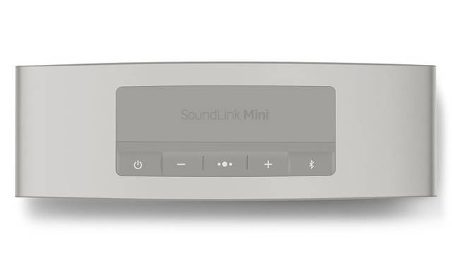 <strong>BOSE｜ボーズ</strong><br />ワイヤレススピーカー「SoundLink® Mini Bluetooth® speaker Ⅱ」　中央のマルチファンクションボタンは、音楽の再生／停止、トラック送り／戻しや、通話のキャッチ、Siri（シリ）の起動などをコントロールする