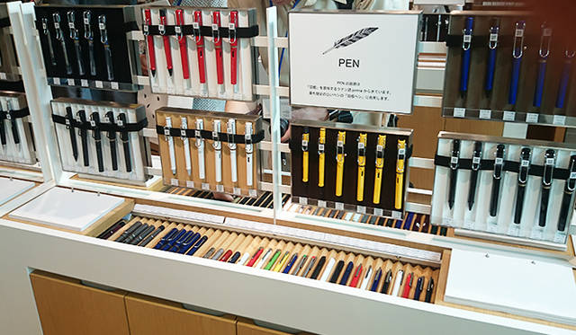 銀座・伊東屋 新本店ビル3F：Pen＆Ink Barと名付けられたスペースに、スタイリッシュなペンと多様な交換用インクを用意