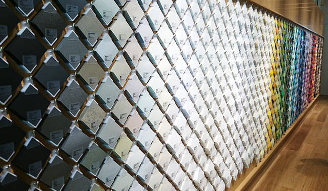 銀座・伊東屋 新本店ビル7F：鮮やかな色見本や利用例が紹介されている「竹尾見本帖at ITOYA」。断裁機も設置され、利用機会の多いA4サイズなどにカッティングを依頼できる。50枚までの断裁で、料金は一律500円