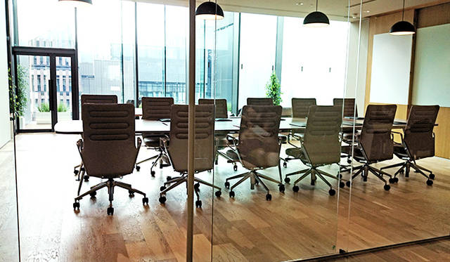 銀座・伊東屋 新本店ビル10F：「HandShake Lounge」は、「Vitra（ヴィトラ）」のファブリックで揃えられた明るい貸し出しスペース。ビジネスシーンの契約までの流れをイメージしたレイアウトを基調にしている