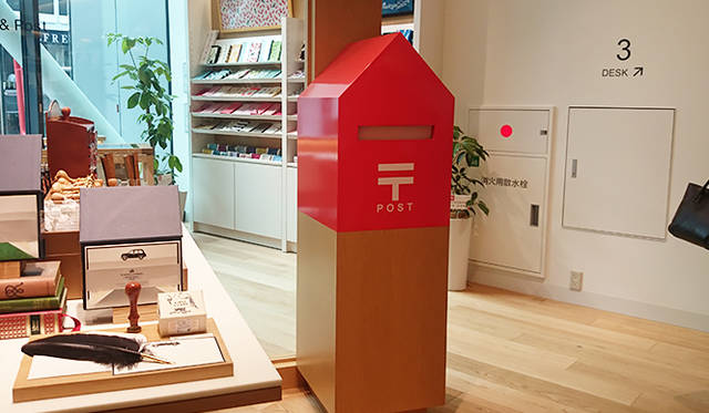 銀座・伊東屋 新本店ビル2F：郵便ポストが設置されており、伊東屋の店内から手紙を投函できる