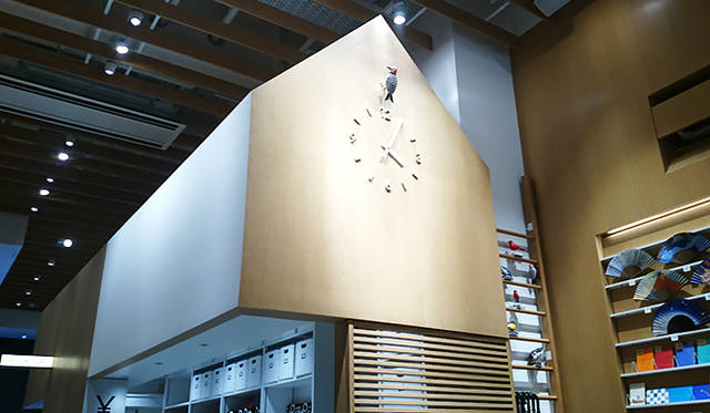 銀座・伊東屋 新本店ビル1F：イラストレーターのチャーリー・ハーパー氏によるキツツキのからくり時計。1時間ごとに稼働するギミックが来店者を楽しませてくれる