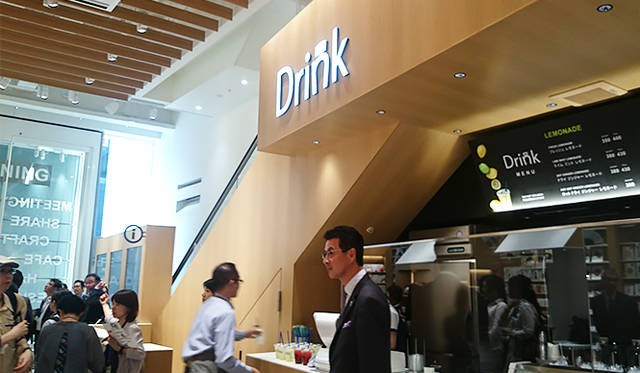 銀座・伊東屋 新本店ビル1F：スタンドバー形式の「Drink」では、ソフトドリンクを提供。「Drink」のロゴは、“ink”にかけた伊東屋らしいデザインで描かれる