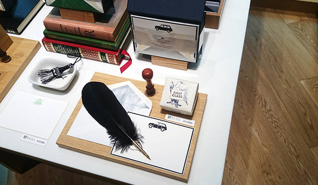 銀座・伊東屋 新本店ビル2F：シーリングアイテムなど、レター関連商品が豊富