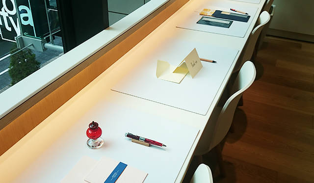 銀座・伊東屋 新本店ビル2F：来店者が手紙をその場で書くことができるスペースを用意
