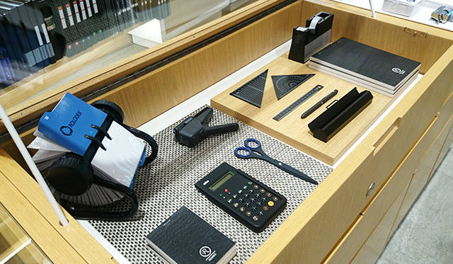 銀座・伊東屋 新本店ビル3F：デザイン性の高い机まわりのアイテムを揃える