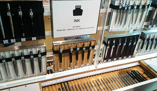 銀座・伊東屋 新本店ビル3F：Pen＆Ink Barと名付けられたスペースに、スタイリッシュなペンと多様な交換用インクを用意。