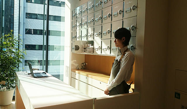 銀座・伊東屋 新本店ビル3F：Pen＆Ink Barと名付けられたスペースで、交換用インクを提供。ボックス内にはインクがストックされている