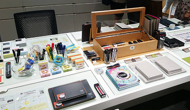 銀座・伊東屋 新本店ビル4F：打ち合わせや会議などで役立つアイテムを揃える