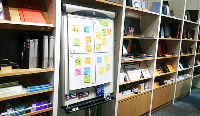 銀座・伊東屋 新本店ビル4F：打ち合わせや会議などで役立つアイテムを揃える