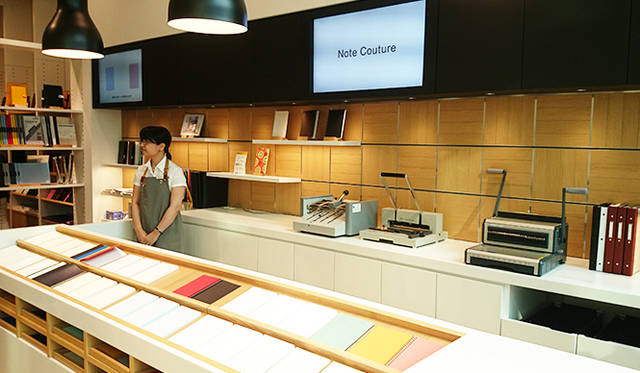 銀座・伊東屋 新本店ビル4F：Note Couture（ノートクチュール）のスペースでは、表紙・中紙を選んで、オリジナルの組み合わせのノートをオーダーできる