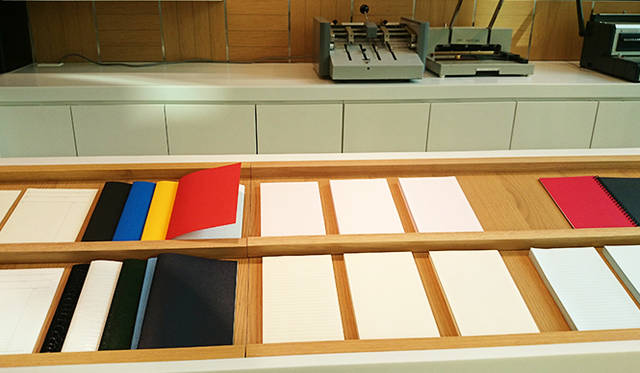 銀座・伊東屋 新本店ビル4F：Note Couture（ノートクチュール）のスペースでは、表紙・中紙を選んで、オリジナルの組み合わせのノートをオーダーできる