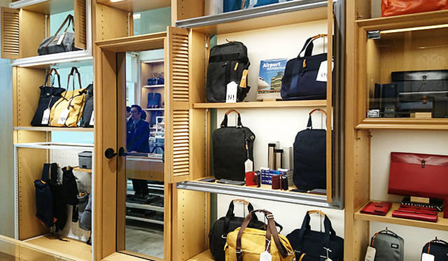 銀座・伊東屋 新本店ビル5F：旅をテーマにする 5Fフロアでは、バッグのほか、自転車の周辺アイテムなどのアウトドアグッズ、旅行に役立つアイテムを揃える