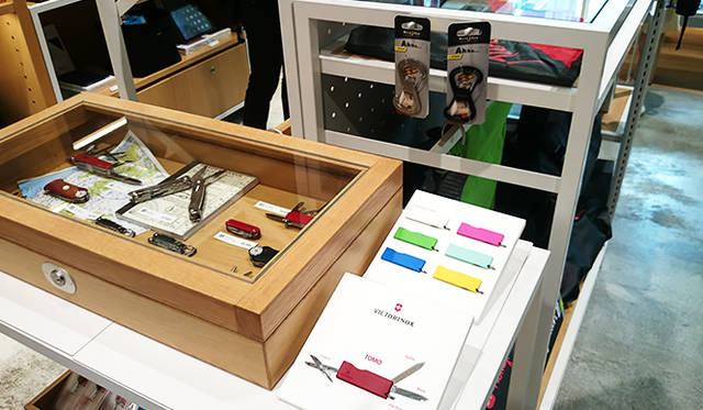 銀座・伊東屋 新本店ビル5F：旅をテーマにする 5Fフロアでは、バッグのほか、自転車の周辺アイテムなどのアウトドアグッズ、旅行に役立つアイテムを揃える