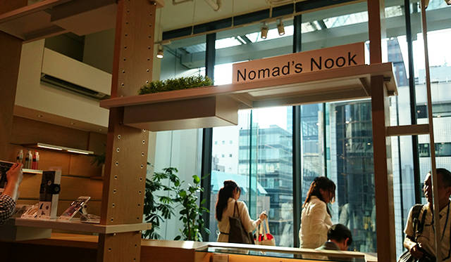 銀座・伊東屋 新本店ビル5F：外出中に来店したワーカーのためのノマドスペースを用意