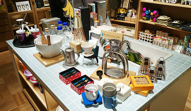 銀座・伊東屋 新本店ビル6F：キッチン、ダイニングルーム、リビングルーム、ウォッシュルーム、テラスの家庭のなかの5つのシーンで提案。とくにキッチンでのクリエイティブな働きをサポートするアイテムが豊富