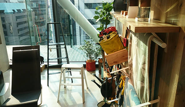 銀座・伊東屋 新本店ビル6Fキッチン、ダイニングルーム、リビングルーム、ウォッシュルーム、テラスの家庭のなかの5つのシーンで提案。テラスでのクリエイティブワークを手助けするアイテムを厳選し、紹介している