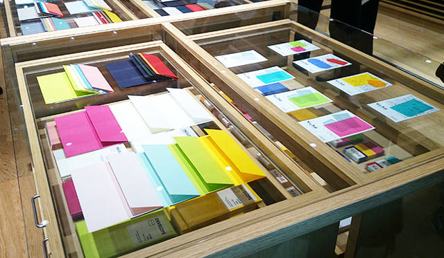 銀座・伊東屋 新本店ビル7F：鮮やかな色見本や利用例が紹介されている「竹尾見本帖at ITOYA」。断裁機も設置され、利用機会の多いA4サイズなどにカッティングを依頼できる。50枚までの断裁で、料金は一律500円