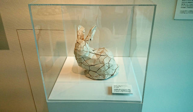 銀座・伊東屋 新本店ビル7F：鮮やかな色見本や利用例が紹介されている「竹尾見本帖at ITOYA」。断裁機も設置され、利用機会の多いA4サイズなどにカッティングを依頼できる。50枚までの断裁で、料金は一律500円