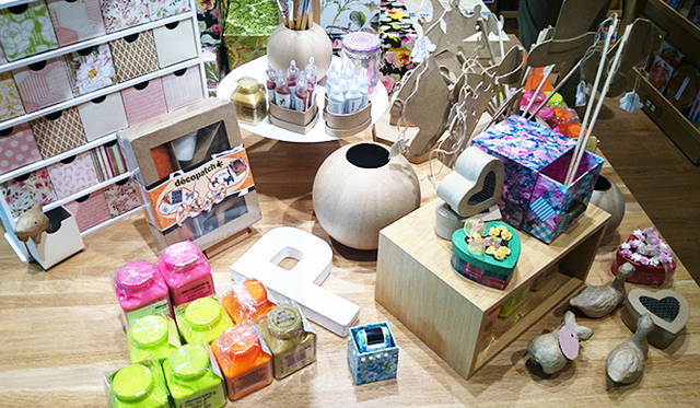 銀座・伊東屋 新本店ビル7F：鮮やかな色見本や利用例が紹介されている「竹尾見本帖at ITOYA」。紙にまつわる展示もおこなうイベントスペースを設置。2015年8月31日（月）まで、館知宏氏の作品展「計算するオリガミ」を開催