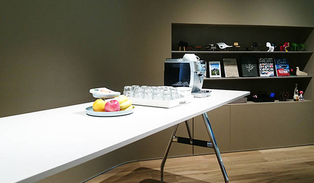銀座・伊東屋 新本店ビル10F：「HandShake Lounge」は、「Vitra（ヴィトラ）」のファブリックで揃えられた明るい貸し出しスペース。コーヒーメーカーなど、ビジネスミーティングに欠かせないアイテムも揃えている