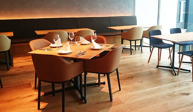 銀座・伊東屋 新本店ビル12F：「Cafe Stylo」は、朝8:00から営業。「銀座で味わう地産地消」をテーマのひとつに掲げ、11Fの「Farm 」で育てられた野菜を楽しむことができる