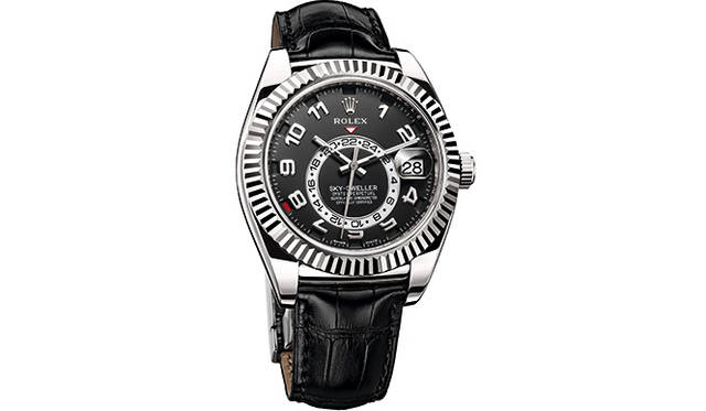 <strong>オイスター パーペチュアル スカイドゥエラー</strong><br />ケース｜18Kホワイトゴールド<br />直径｜42mm<br />ムーブメント｜自動巻き（Cal.9001）<br />機能｜サロスシステムによる瞬時に変わる年次カレンダー、第2時間帯表示、双方向回転式リングコマンドベゼル（ベゼルの回転でリューズの機能を選択）<br />ストラップ｜アリゲーター<br />防水｜100ｍ<br />価格｜403万9200円