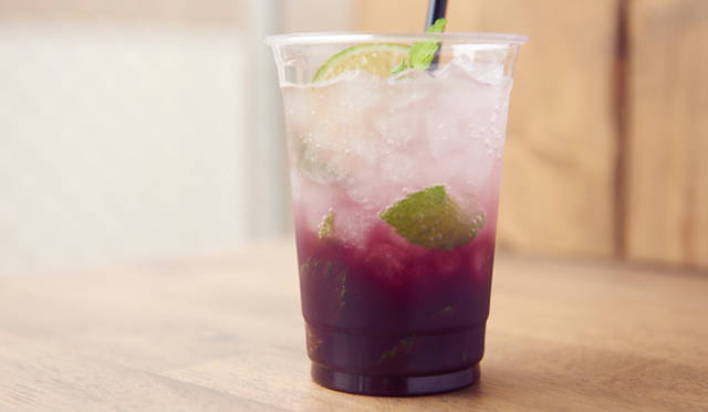 Sparkling “Style MAUVE”「ブルーベリーと炭酸割りコーヒー」<br>きび糖を入れてブレンダーにかけたブルーベリージュースと、ハリアーブレンドを掛け合わせたシグネチャーコーヒー