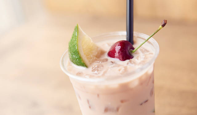 Au Lait “Style MAUVE”「アサイーカフェオレ」<br>濃縮したハリアーブレンドに、アサイージュースとミルク、そしてライムのゼスト（皮）を融合させたシグネチャーコーヒー