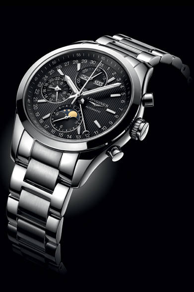 <strong>コンクェスト クラシック ムーンフェイズ</strong><br>ケース｜ステンレススチール（L2.798.4.52.6）<br />直径｜42mm<br />ムーブメント｜自動巻き（Cal.L678）<br />機能｜クロノグラフ（30分積算計、12時間積算計）、月齢表示、24時間計、月表示、曜日表示、ポインター式日付表示<br />ブレス｜ステンレススチール<br />防水｜5気圧<br />税込価格｜43万8480円