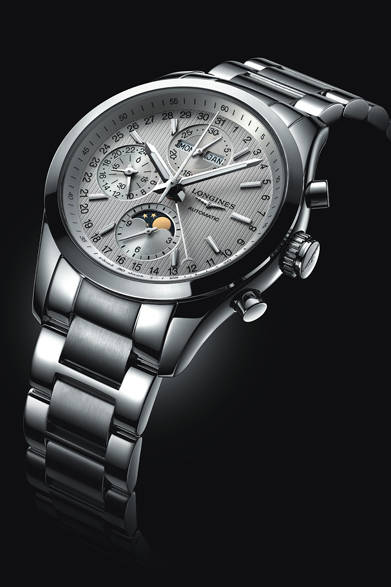 <strong>コンクェスト クラシック ムーンフェイズ</strong><br>ケース｜ステンレススチール（L2.798.4.72.6）<br />直径｜42mm<br />ムーブメント｜自動巻き（Cal.L678）<br />機能｜クロノグラフ（30分積算計、12時間積算計）、月齢表示、24時間計、月表示、曜日表示、ポインター式日付表示<br />ブレス｜ステンレススチール<br />防水｜5気圧<br />税込価格｜43万8480円