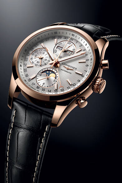 <strong>コンクェスト クラシック ムーンフェイズ</strong><br />ケース｜18Kローズゴールド（L2.798.8.72.3）<br />直径｜42mm<br />ムーブメント｜自動巻き（Cal.L678）<br />機能｜クロノグラフ（30分積算計、12時間積算計）、月齢表示、24時間計、月表示、曜日表示、ポインター式日付表示<br />ストラップ｜アリゲーター<br />防水｜5気圧<br />価格｜149万400円